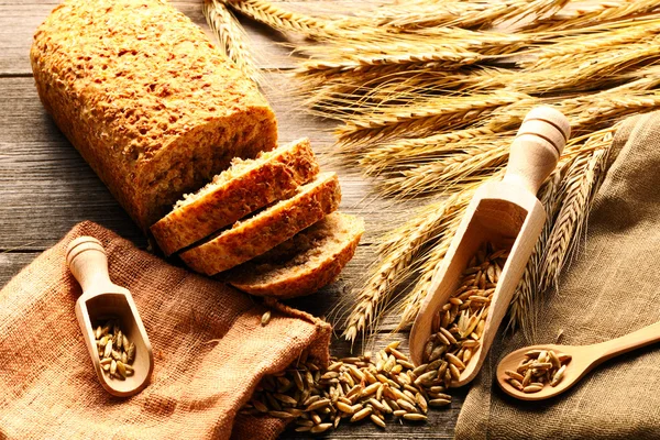 Ржаные шипы и хлеб натюрморт — стоковое фото