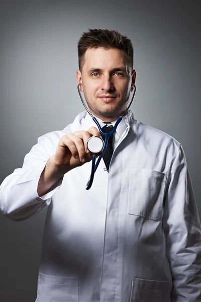 Läkare med stetoskop porträtt — Stockfoto