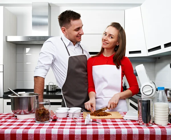 Couple at kitchen — Stock Photo, Image