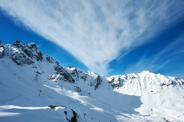 Berg med snö på vintern — Stockfoto