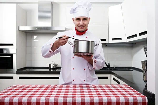 Männlicher Koch in der Küche — Stockfoto