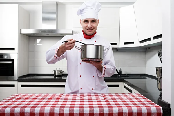 Chef maschile in cucina — Foto Stock