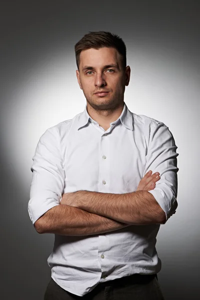 Retrato de un hombre serio con camisa — Foto de Stock