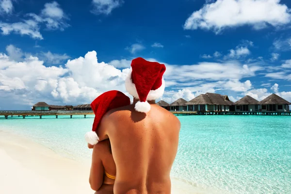 몰디브 비치에 산타의 모자 커플 — 스톡 사진