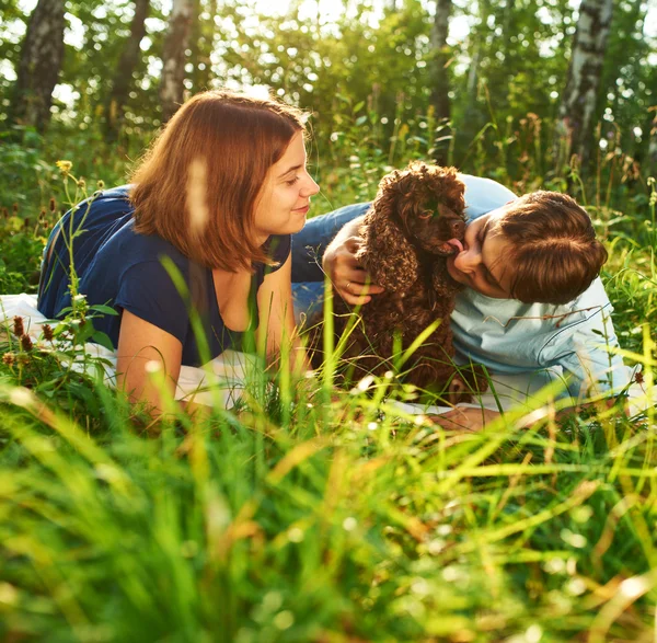 Casal com cão — Fotografia de Stock