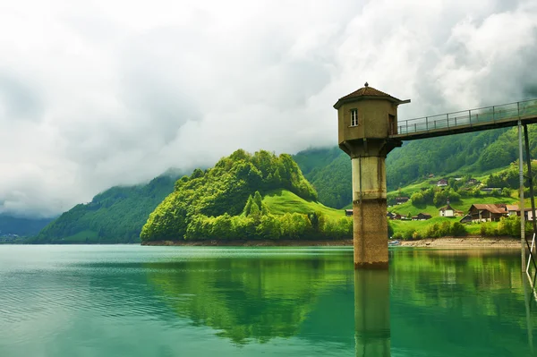 Hermoso lago de montaña esmeralda en Suiza — Foto de Stock