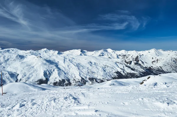 Montagnes avec neige en hiver — Photo