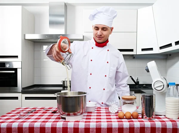 Erkek chef mutfak at — Stok fotoğraf