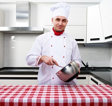 erkek chef mutfak at