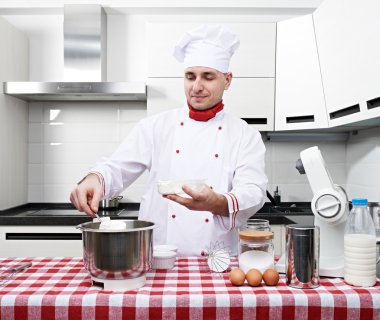 erkek chef mutfak at