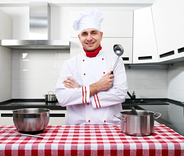 Mannelijke chef-kok in de keuken — Stockfoto