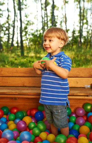 Bambino felice che gioca — Foto Stock