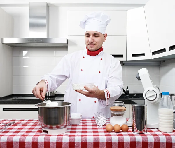 Mannelijke chef-kok in de keuken — Stockfoto