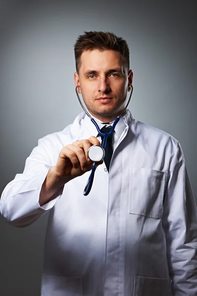 聴診器の肖像画を持つ医師 — ストック写真