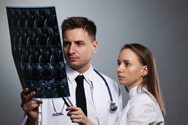tıp doktorları ekibi ile spinal MRI tarama