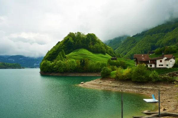 Όμορφο βουνό σμαραγδένια λίμνη στην Ελβετία — Φωτογραφία Αρχείου