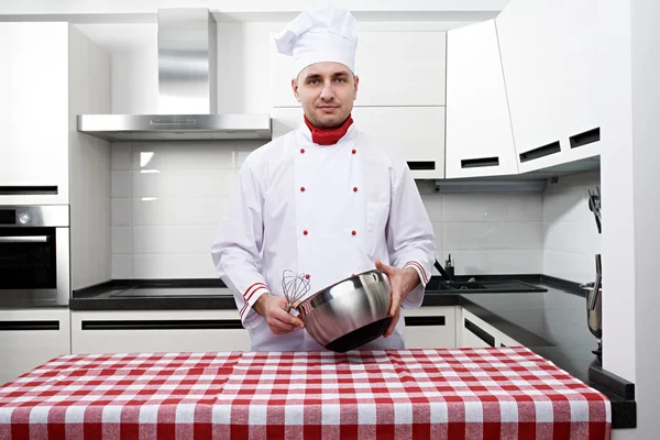 Manlig kock på kök — Stockfoto