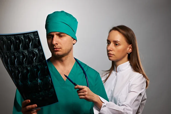 Equipo de médicos con resonancia magnética espinal — Foto de Stock