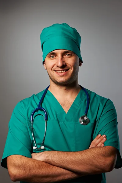 Хирург со стетоскопом — стоковое фото