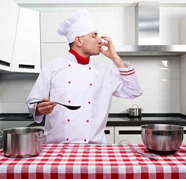 erkek chef mutfak at