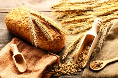 Çavdar spikelets ve ahşap zemin üzerine ekmek natürmort