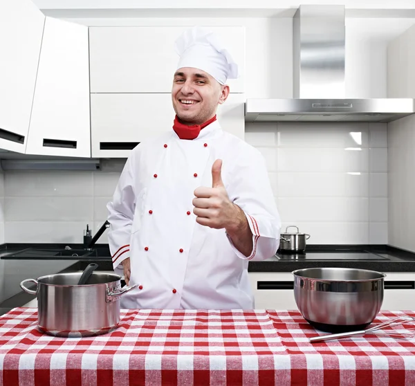 Mužský šéfkuchař v kuchyni — Stock fotografie