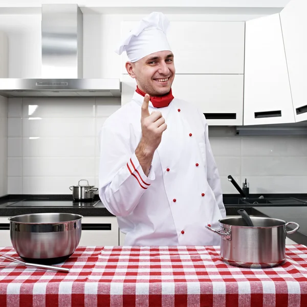 Erkek chef mutfak at — Stok fotoğraf