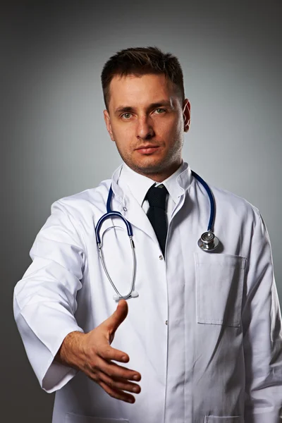 Läkare med stetoskop ger hand för handskakning — Stockfoto