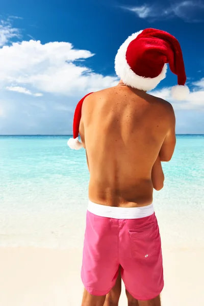 Casal no chapéu do Papai Noel em uma praia em Maldivas — Fotografia de Stock