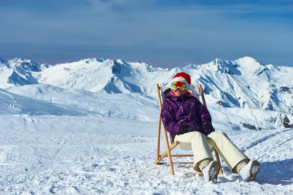 クリスマス期間中に山でスキー宴の後 — ストック写真