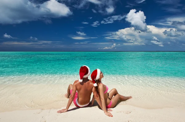 Çift bir Beach Maldivler de Noel Baba'nın şapkalı — Stok fotoğraf