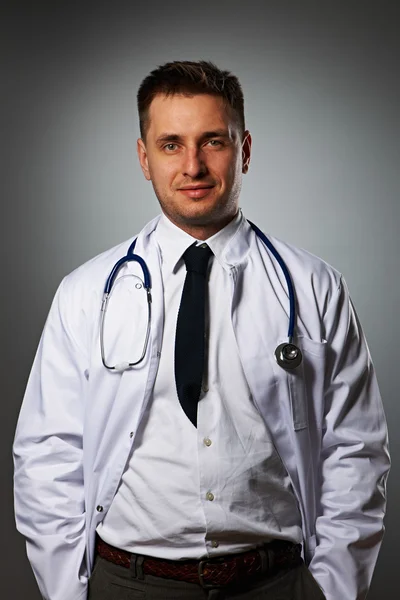 Läkare med stetoskop porträtt — Stockfoto