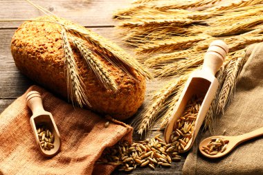 Çavdar spikelets ve ekmek
