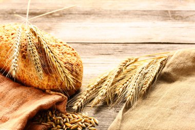 Çavdar spikelets ve ekmek
