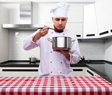 erkek chef mutfak at