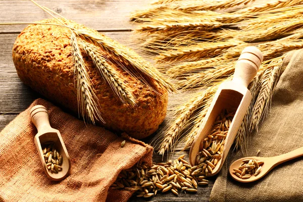 호 밀 spikelets와 빵 — 스톡 사진