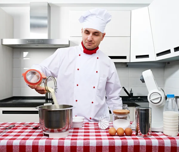 Erkek chef mutfak at — Stok fotoğraf