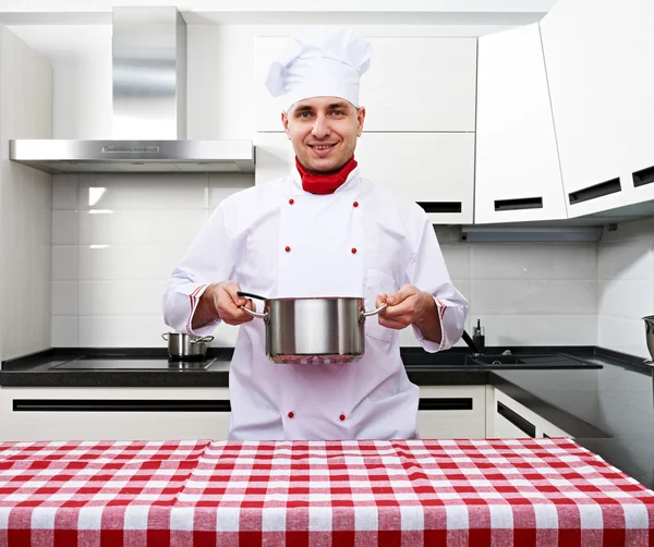 Chefe masculino na cozinha — Fotografia de Stock