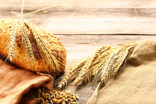 Çavdar spikelets ve ekmek