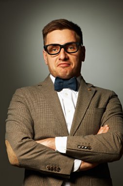 gözlük ve papyon emin nerd