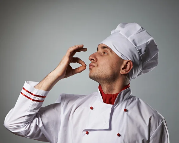 Mannelijke chef-kok zoenen vingers — Stockfoto