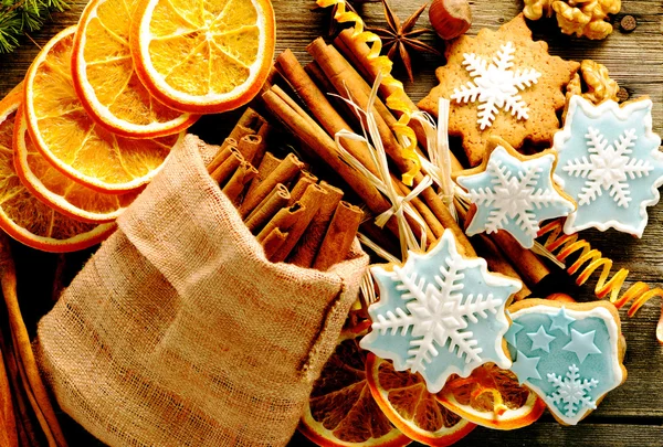 Kerstmis zelfgemaakte-peperkoek cookie en specerijen — Stockfoto