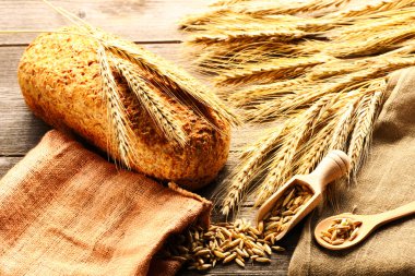 Çavdar spikelets ve ahşap zemin üzerine ekmek natürmort