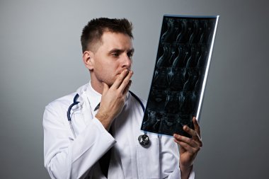 spinal MRI tarama ile tıp doktoru