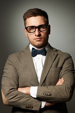 gözlük ve papyon emin nerd