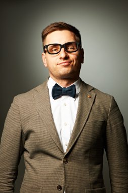 gözlük ve papyon emin nerd