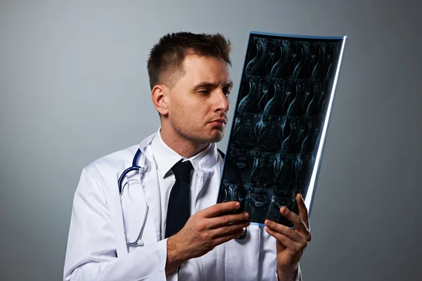 医生与脊髓磁共振成像扫描 — 图库照片