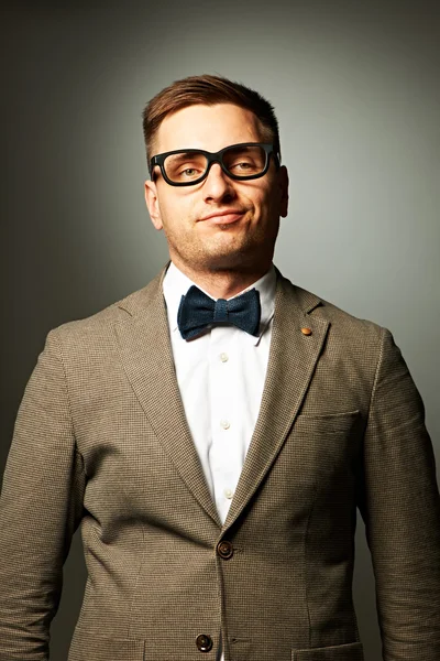 Nerd confiante em óculos e laço — Fotografia de Stock