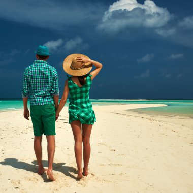 İki yeşil bir Beach Maldivler içinde