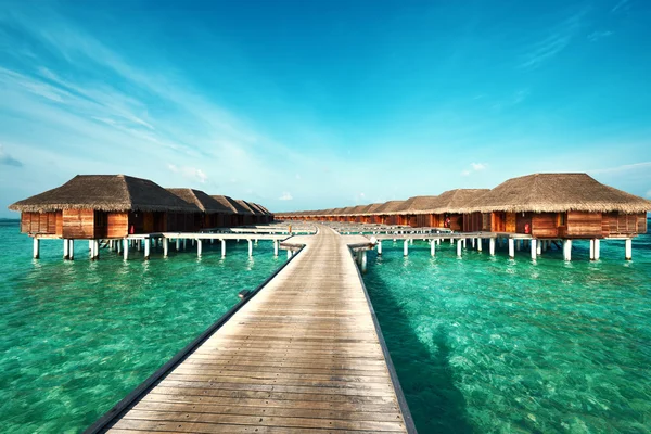 Strand met water bungalows — Stockfoto